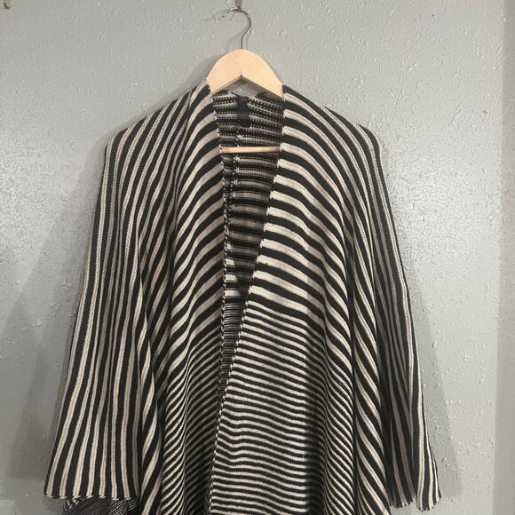 Lane Bryant women’s knit cape wrap one size black and off white warm cozy soft - Picture 9 of 9